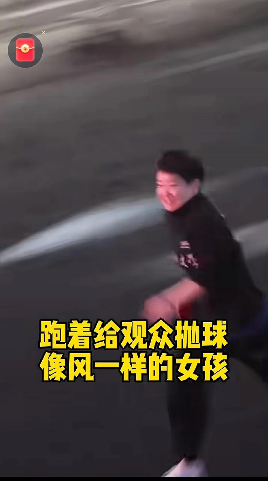 莎莎轻快地奔跑着抛球击球，那一刻，我也开心。
 
莎莎拥有着更为炽热浓烈的爱，在