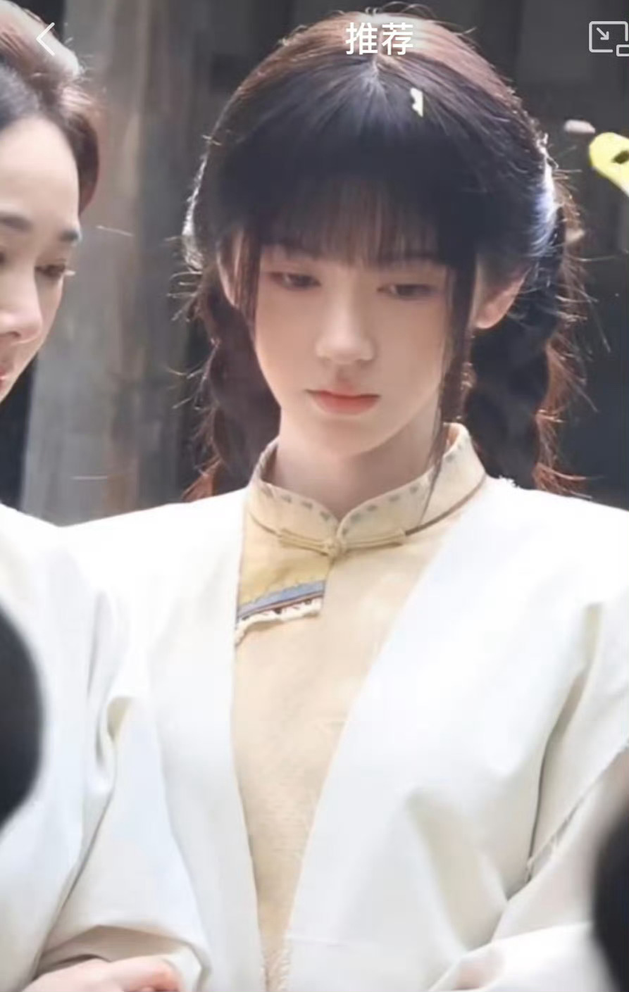 鞠婧祎万花世界孝服路透鞠婧祎这身孝服路透鲨疯了！素衣麻花辫自带破碎感，路透生图都