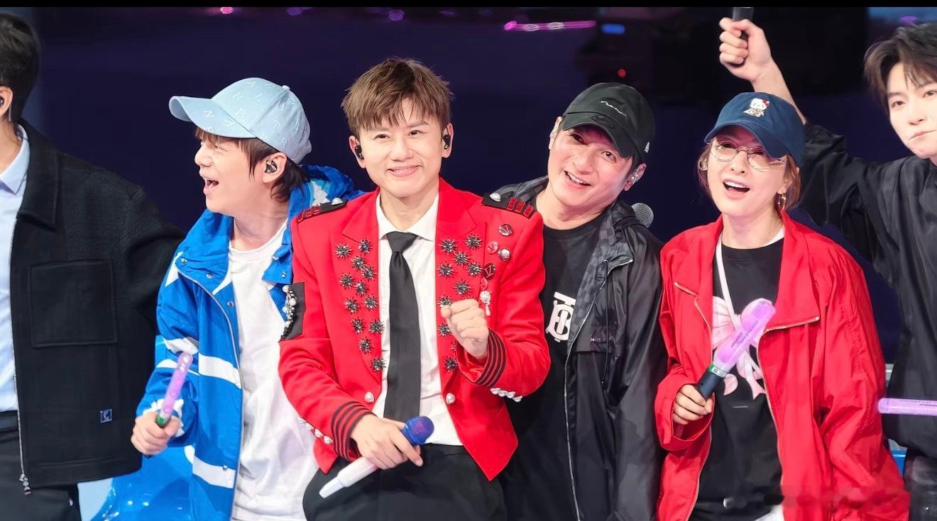 何炅连续三年在张杰鸟巢拿到话筒了我真哭了，有种在外闯荡被欺负了过后，家里人来撑腰