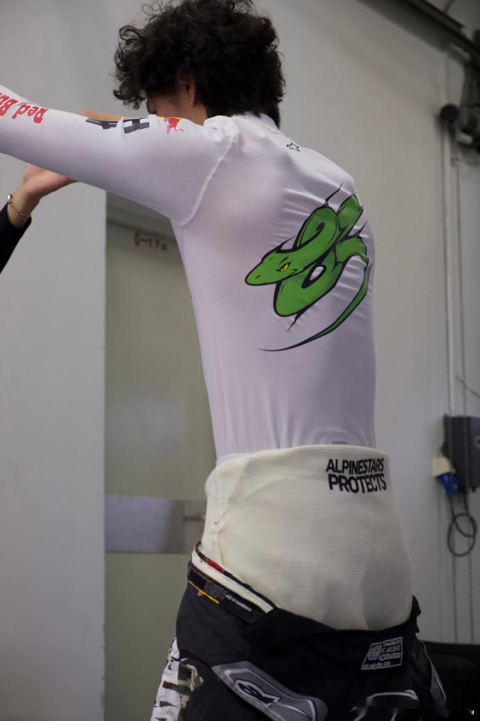 王一博半穿赛车服热身照王一博试车日赛道模式 王一博半穿赛车服热身照，王一博试车日