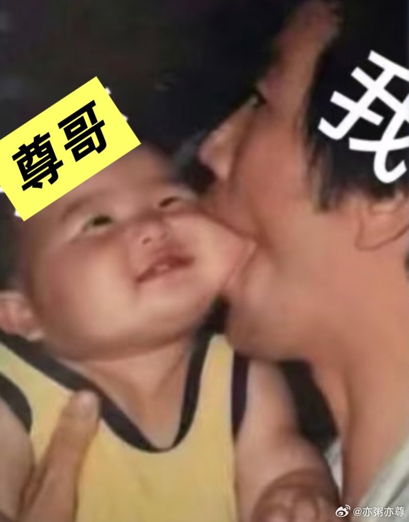 尊哥现在睡着了，我和你们说：我问他平时用手机怎么看我微博的，他说他是在经常访问那