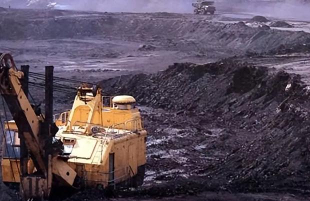 所有人都在等中国对日本出手，结果海关数据一公布，全都懵了。2025年11月，中国