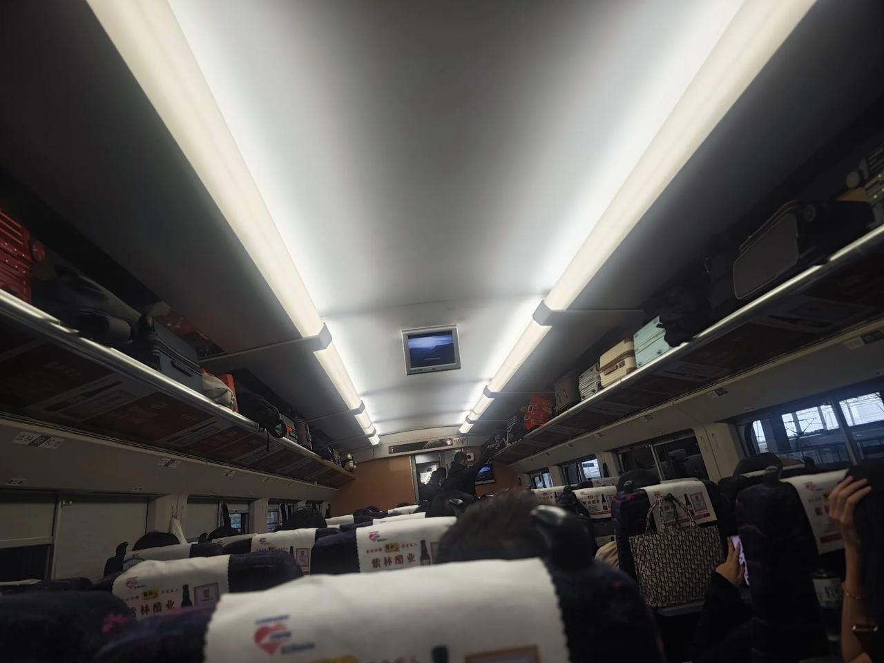现在铁路出行，动车已经成为主要交通工具。以往出行的普通列车越来越少。动车虽然价格
