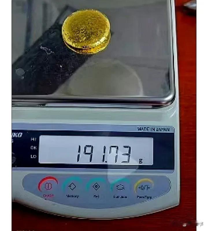 近日，广东icon一男子从170公斤手机SIM卡芯片废料中，提炼出191.73克