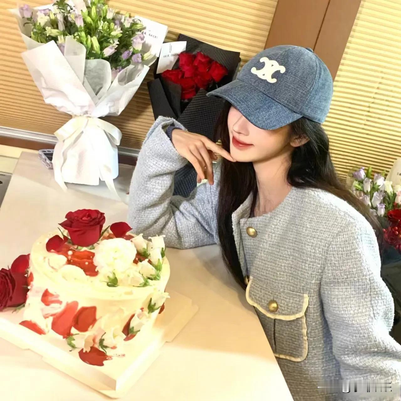 啊啊啊！鞠婧祎也太好看了吧！不愧是四千年美女！可盐可甜！帽子一戴，手臂一靠，手指