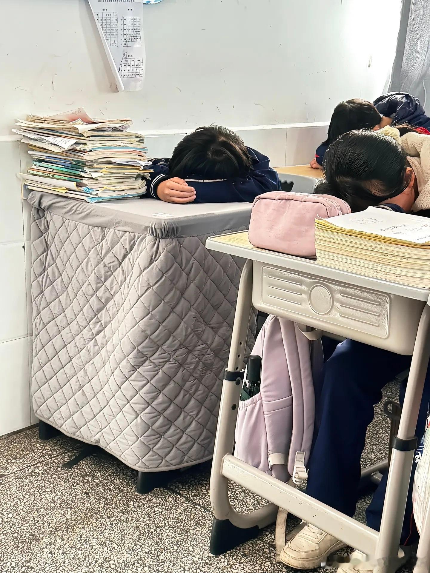 冬天教室第一排的同学有救了