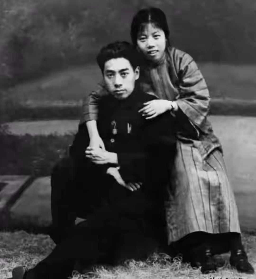 1925年，周恩来与邓颖超新婚不久后留下的一张老照片 