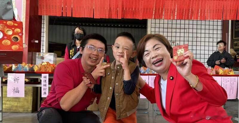 杨琼璎年初三走访9宫庙 

今天（19日）大年初三，国民党立委杨琼璎，一早到神冈