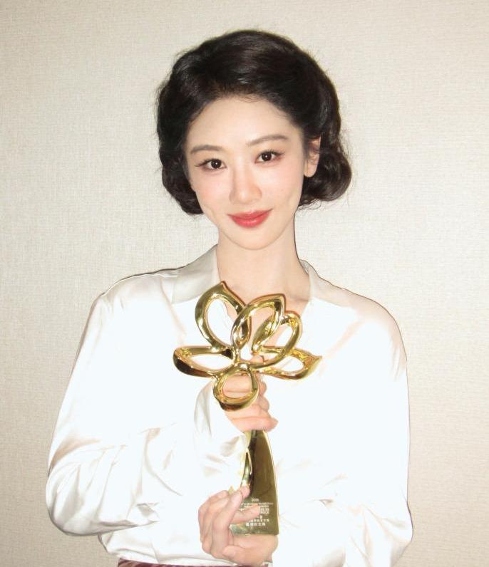 杨紫拿下白玉兰视后，多年好友张一山特意发文送上祝福，难得更新动态的他，直白夸赞杨