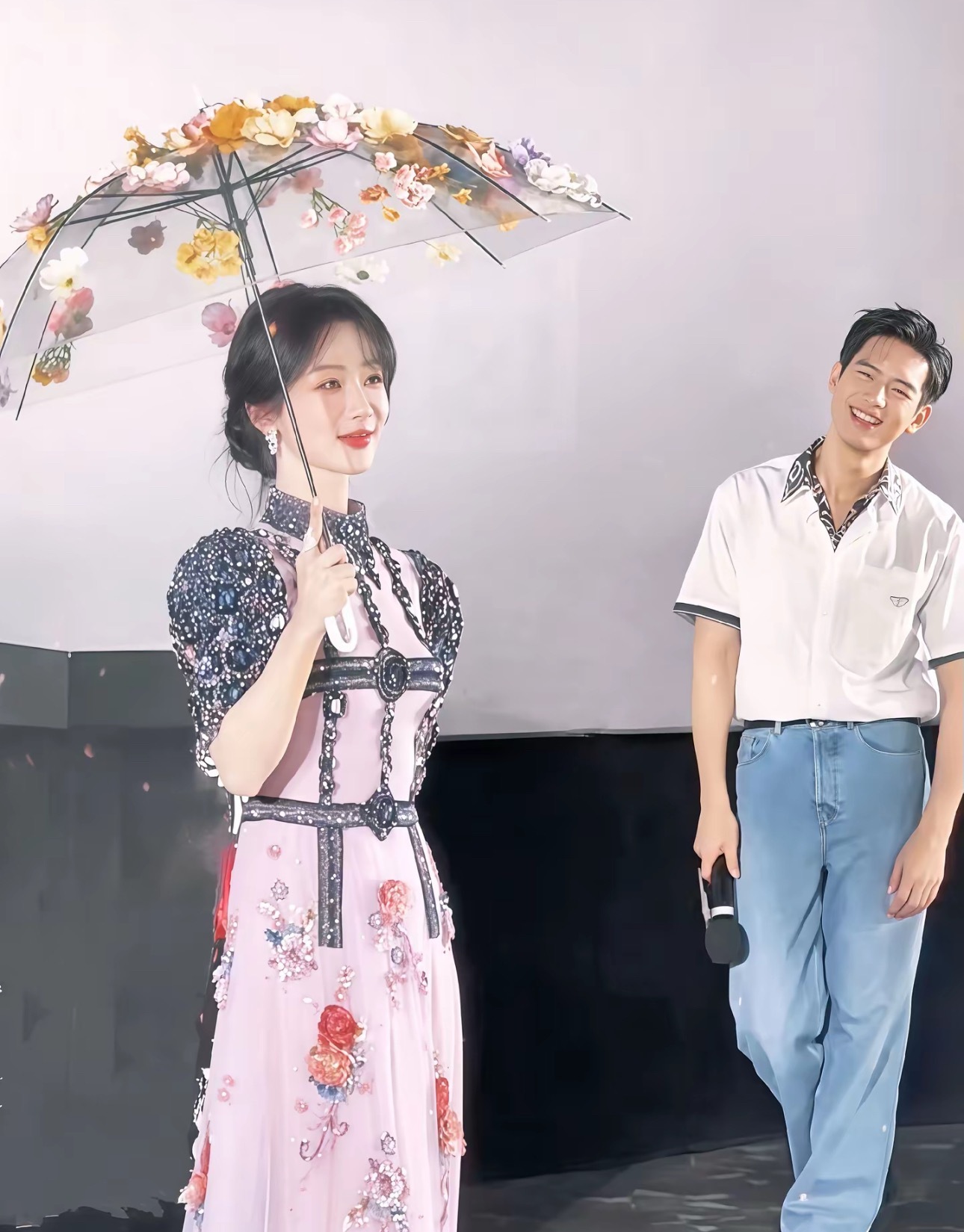 将爱意尽收眼里👀连影子都这么浪漫💕，不愧是我的纯元cp！ ​​​