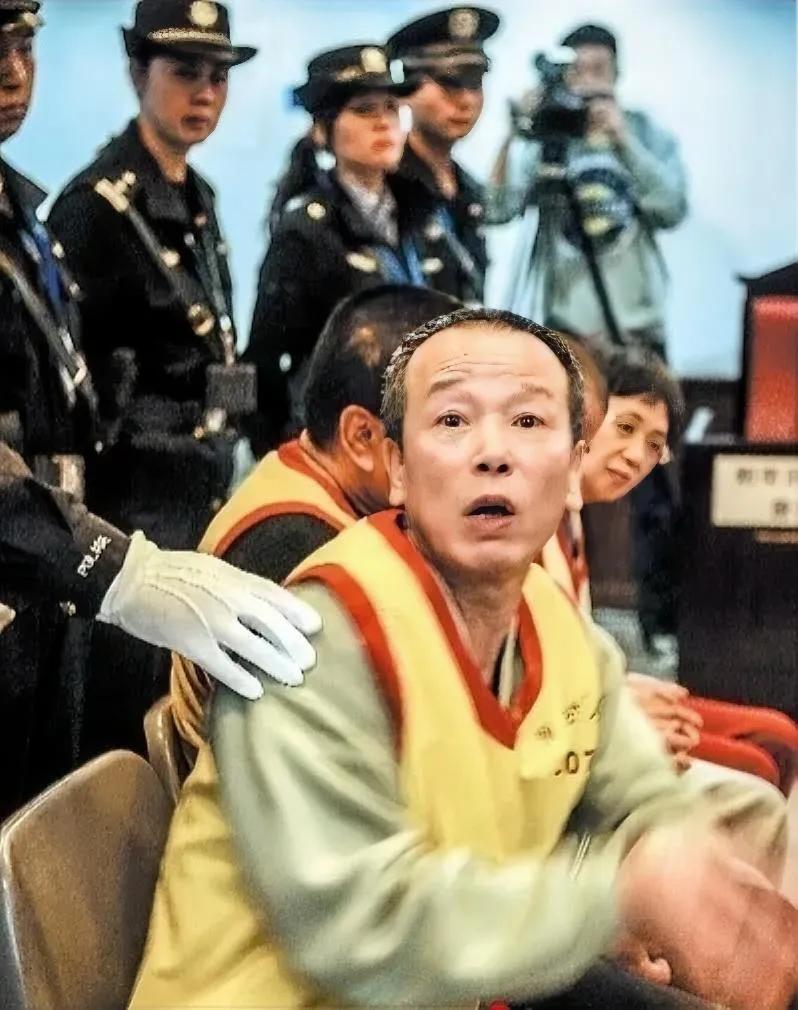 2014年，毒贩罗健被判死刑，他在法庭上情绪失控，对着镜头咆哮时，这一幕刚好被记