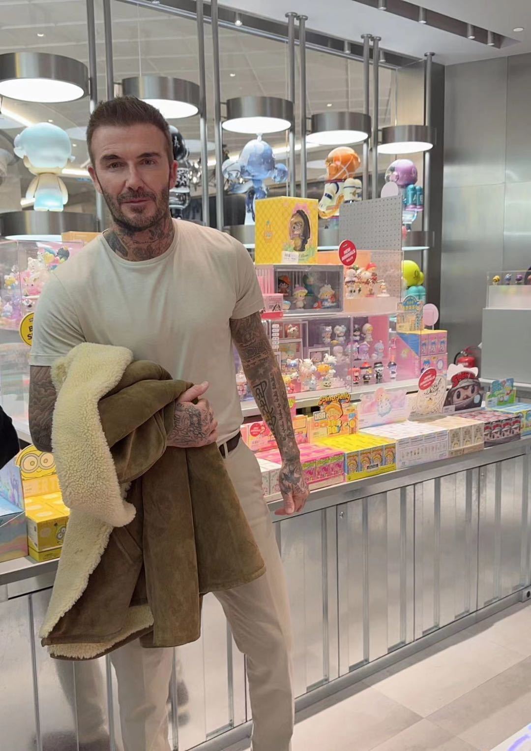 #偶遇贝克汉姆澳门逛街##贝克汉姆近照# 是谁运气这么好，逛街偶遇贝克汉姆啊，一