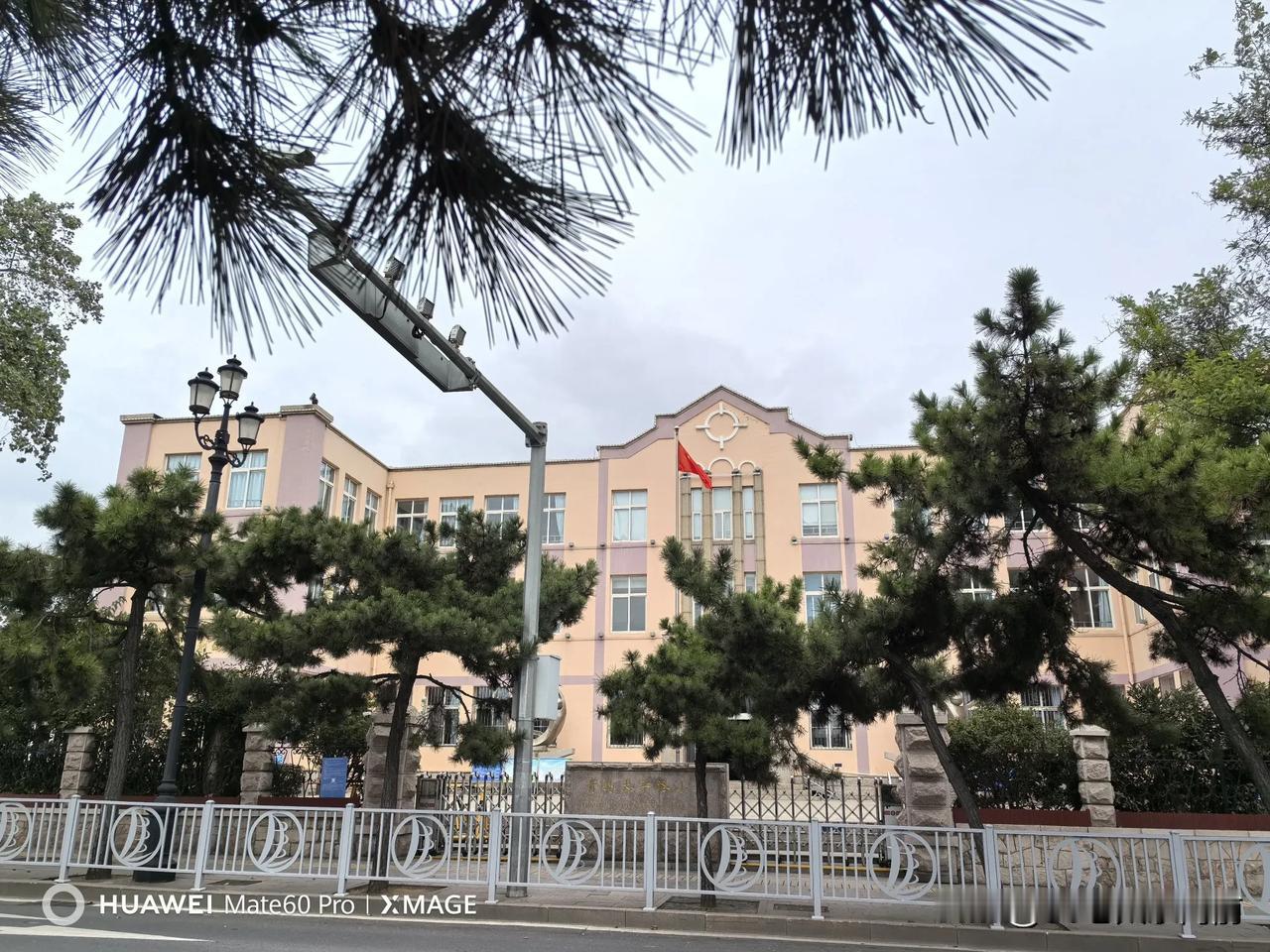 #生活碎片记录#这是昨天我去栈桥玩，特意去太平路小学的对面拍了这一组照片。太平路