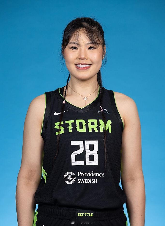 西雅图风暴更新李月汝的新赛季定妆照。李月汝加盟西雅图风暴李月汝 ​​​