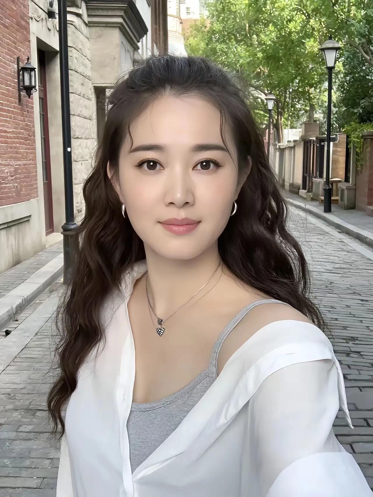 一看见这位小姐姐我就觉得她特别像一个女演员
你们仔细看看是不是特别像左小青呀？
