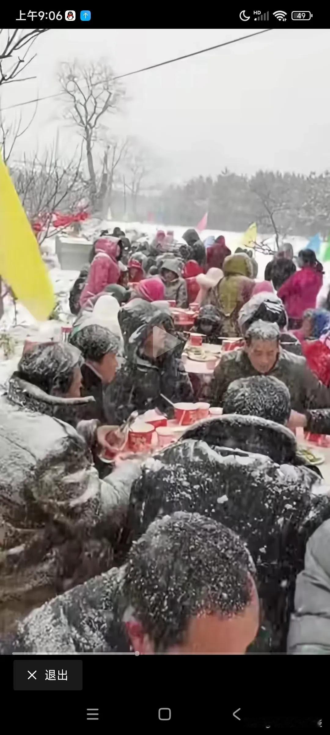这家主人真不会办事儿，儿子结婚请客吃饭也不说搭个帐篷，这下大学，让客人在雪天里吃