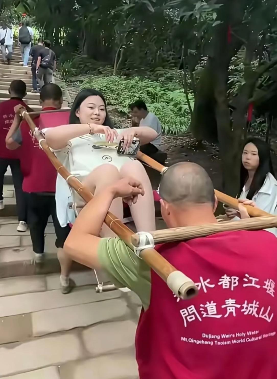 有很多网友说上山坐轿子是压迫老百姓！你们觉得呢？