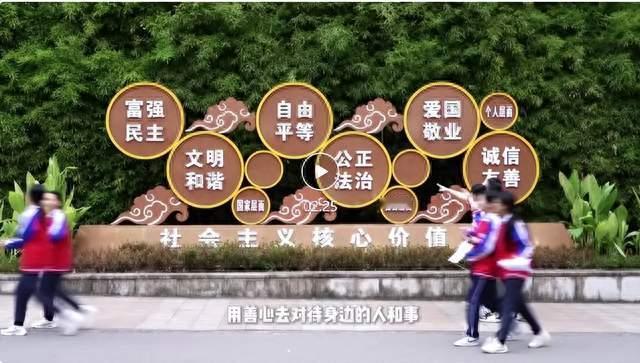 暖心瞬间！重庆巴南龙洲湾中学少年主动施救晕倒路人