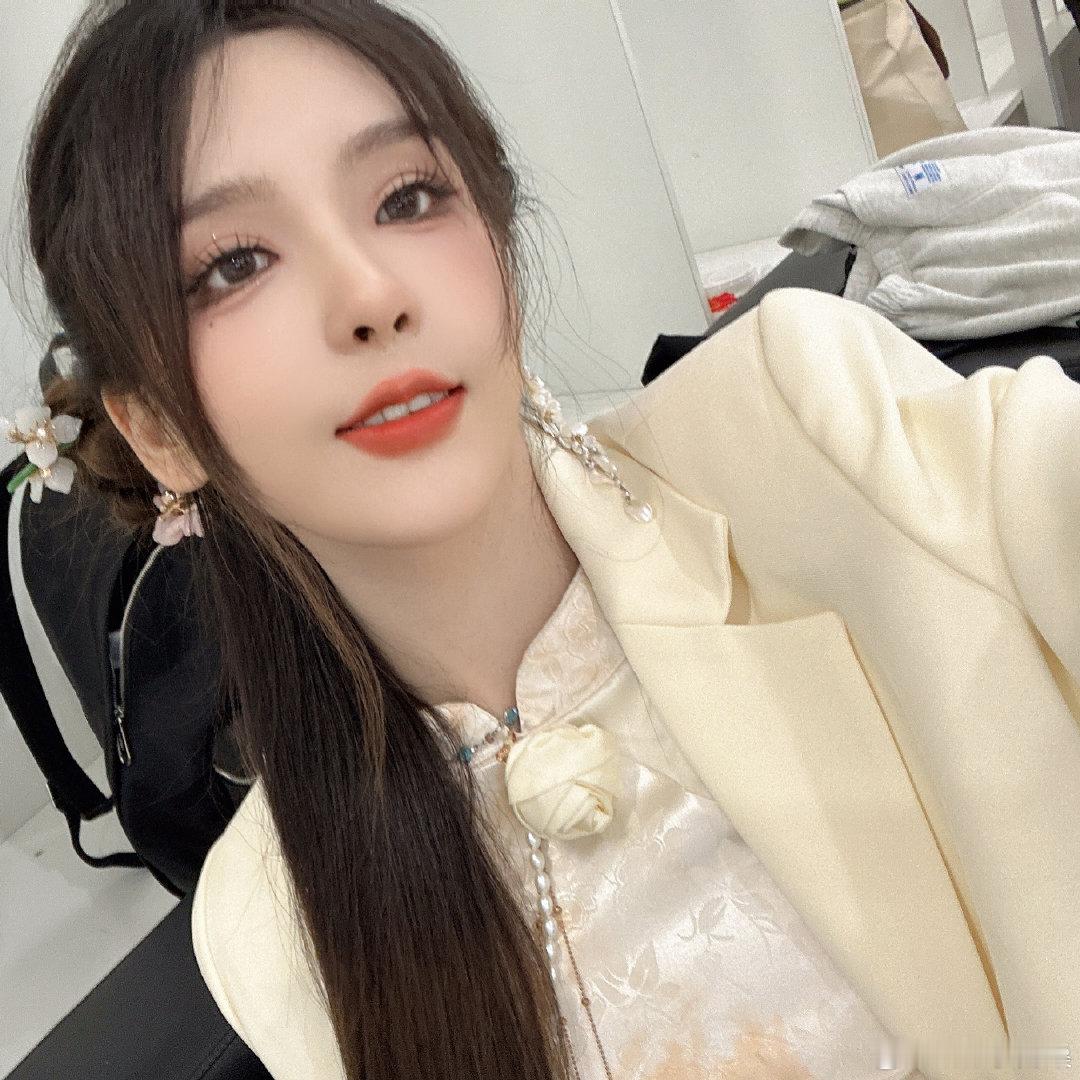 LPL女主持人Rita晒照：冒泡赛工作结束！罗云熙他人真的很好！rita好美~#