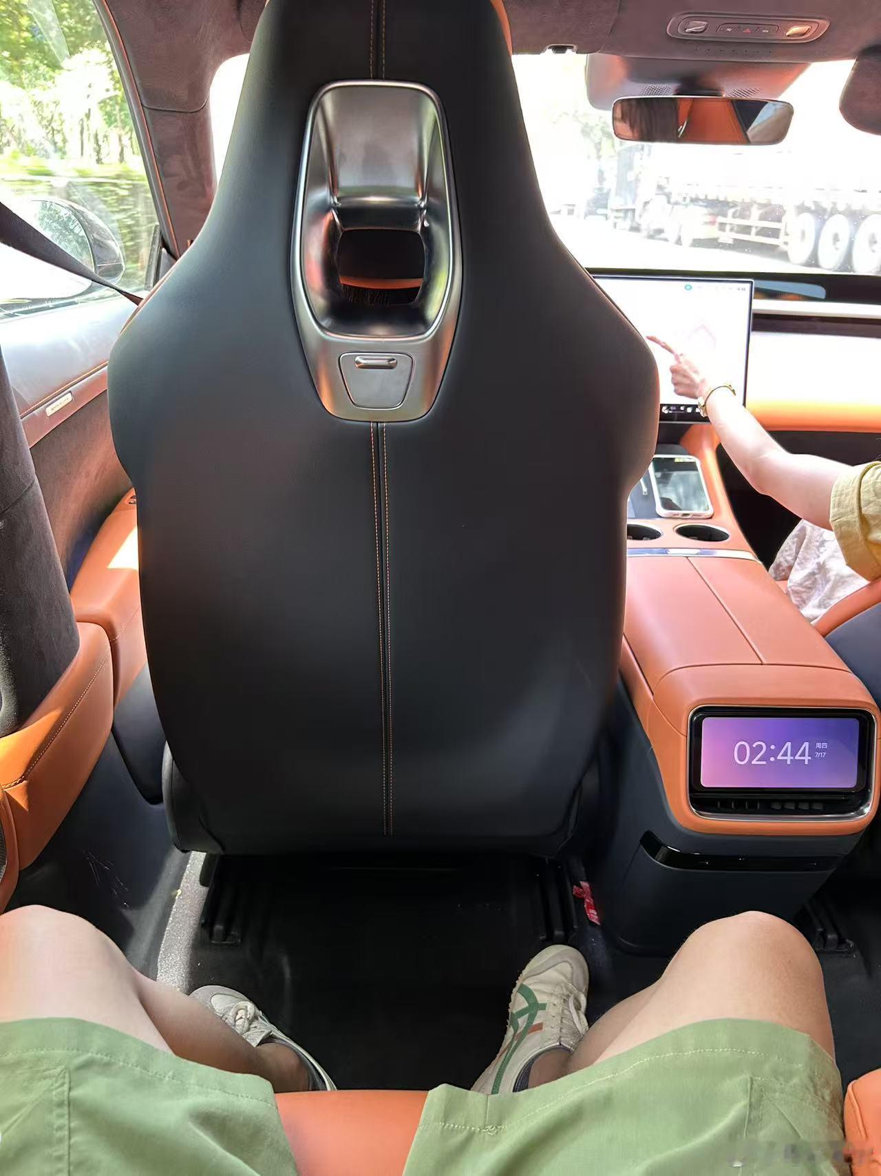 现在乐道 L90 和理想 i8 吵得这么凶，我觉得其实是把大 6 座 SUV 的