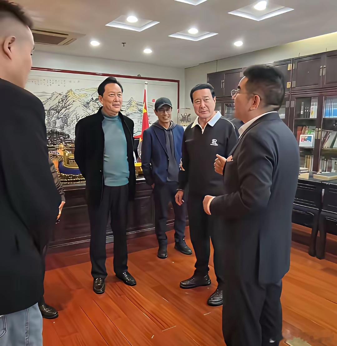 陈光标的办公室，唐国强的气场真强。 