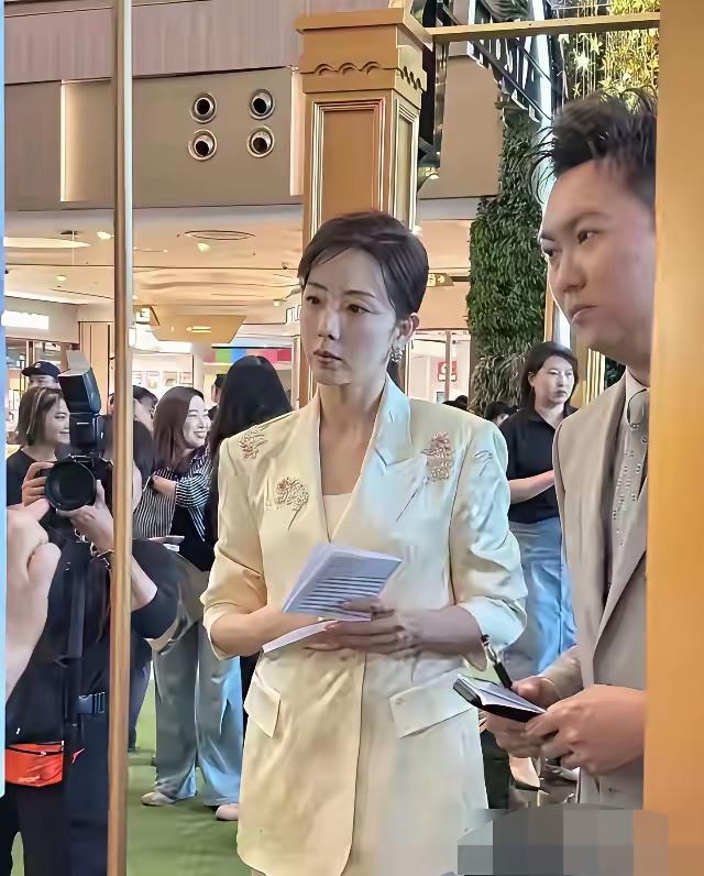 在商场里偶遇一位美女明星
你们认识她吗？
她比董卿知性，她比李修平更加耐看型
她