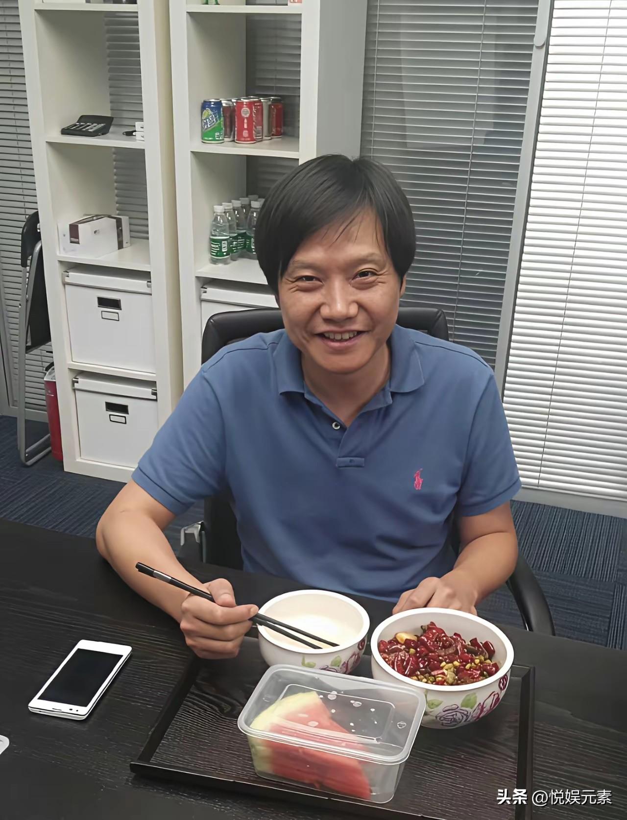 真的太出乎意料了，
我们的男神，小米总裁雷军，
每天日理万机，劳心又劳力，
居然