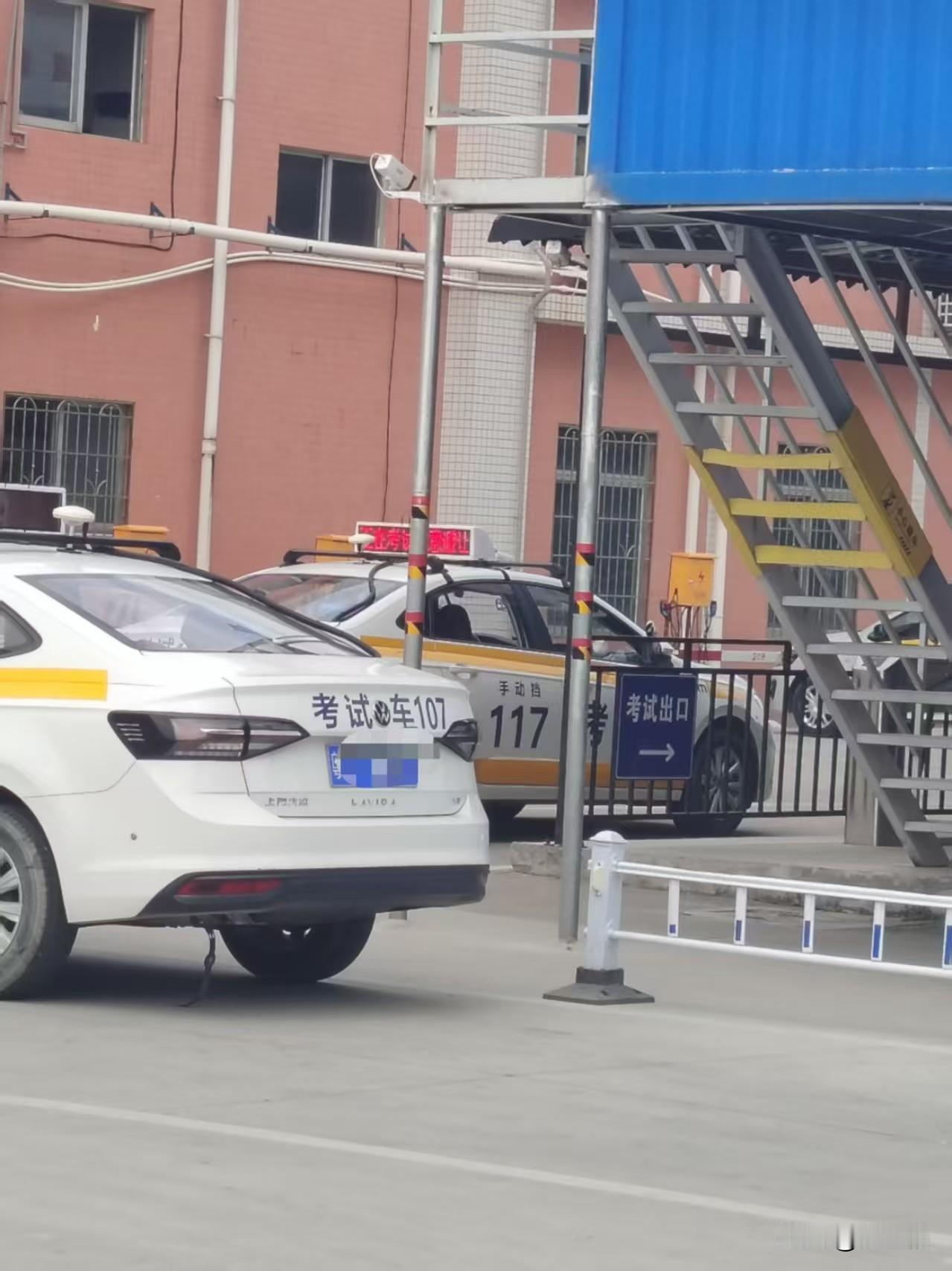 科目二没考过很丢人吗？
我先说一个可能让你舒服点的数据：我身边一次性通过科目二的