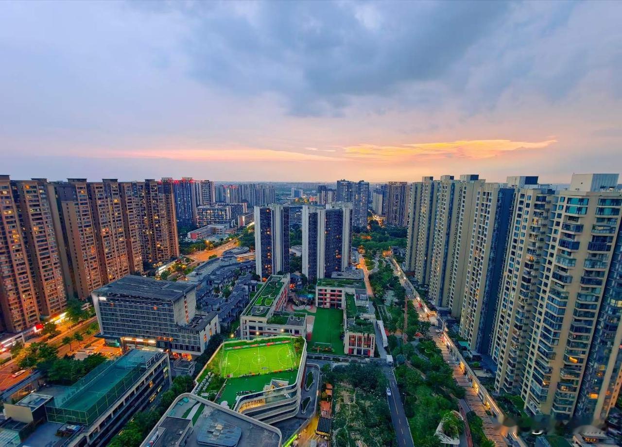 成都天象。
图文：成都市摄影艺术家协会   曹铁
夏日生活打卡季