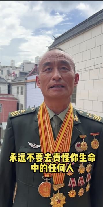 他今年54岁，一级军士长，原第42集团军特种大队无人机侦察队班长，曾是全军知名三