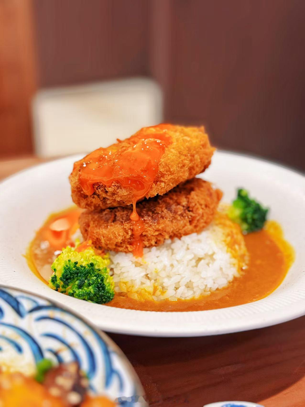 成都美食成都生活 岐余食堂IFS店双层汉堡流心肉饼饭，新品大口满足鹅肝手握寿司满
