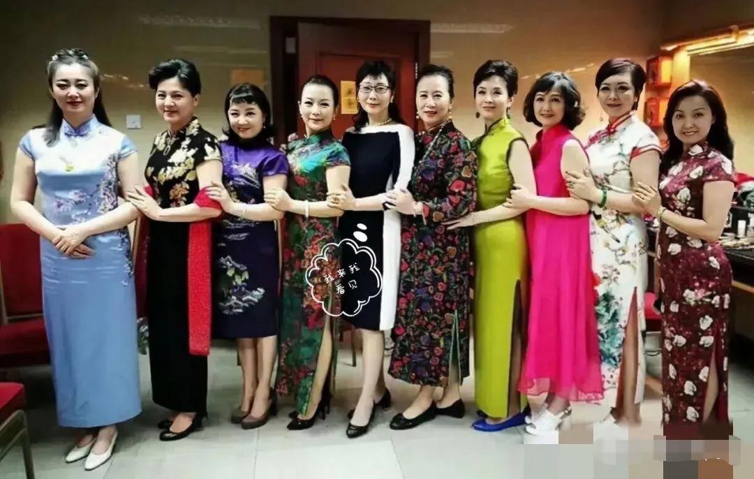 红楼梦是很多人心中的经典佳作，其中美女之多让人目不暇接，大观园的女儿们穿上旗袍，