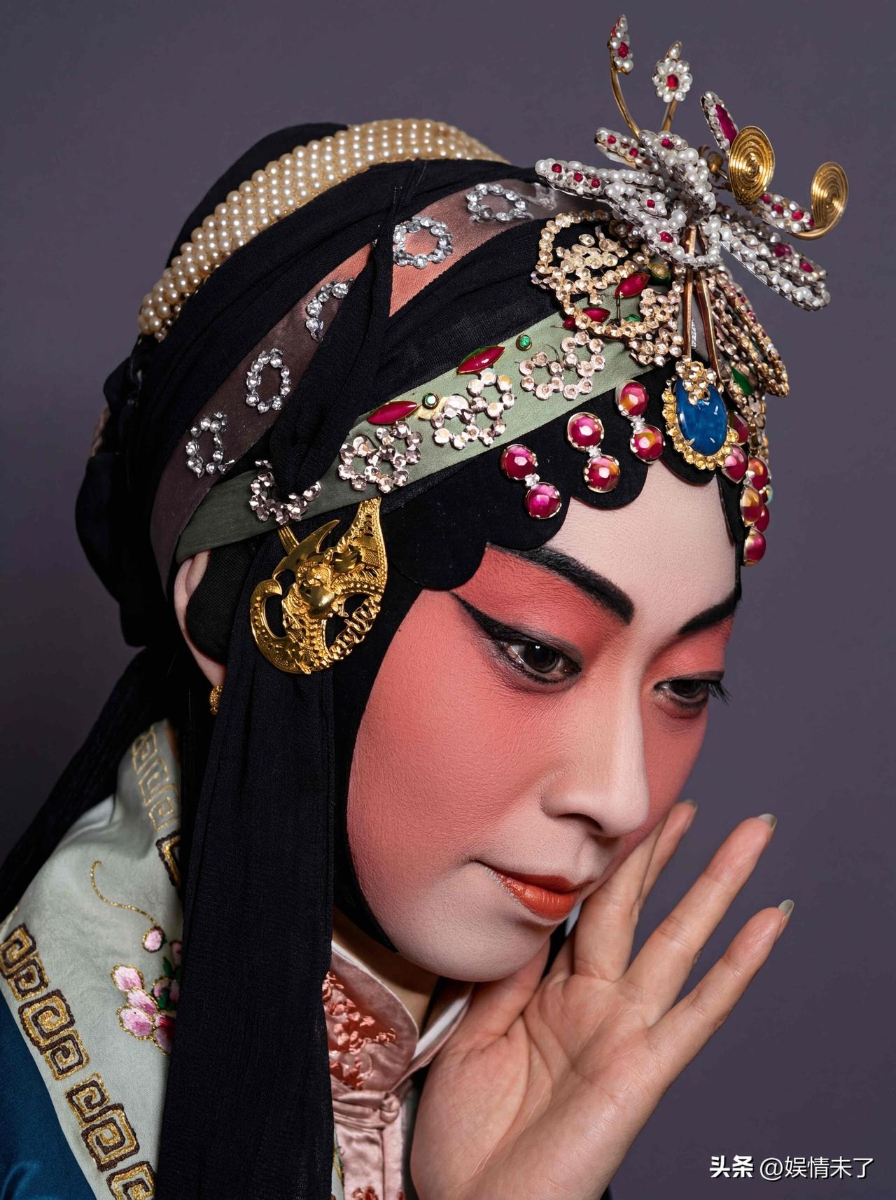 梅兰芳是京剧梅派创始人、四大名旦之首。他扮相雍容典雅，唱腔圆润婉转，将旦角艺术推