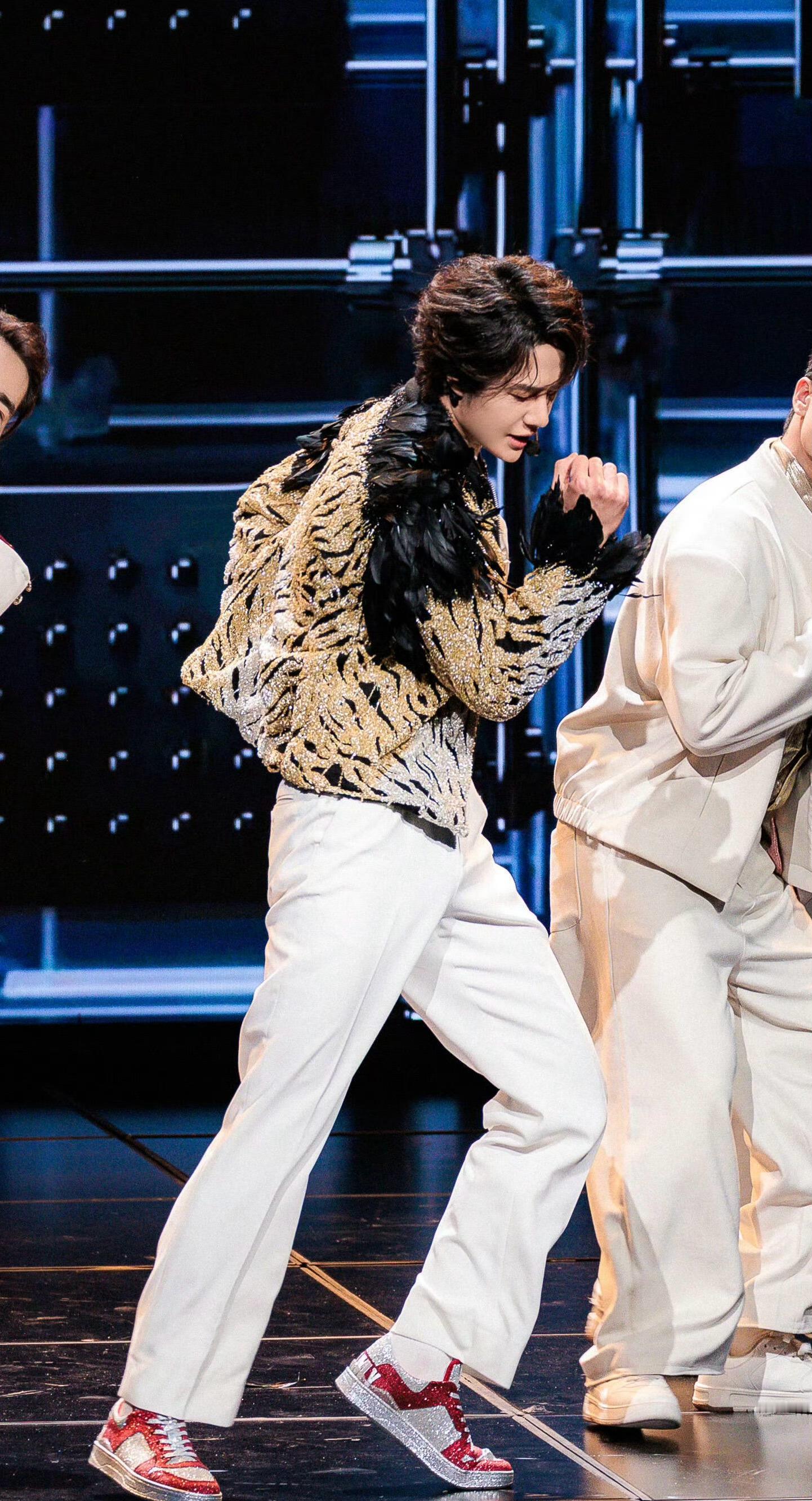 这个身材比例 简直一绝王一博王一博微指连续3天破亿