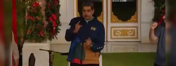 面对美军在加勒比海接连采取强硬行动，委内瑞拉总统马杜罗12月1日在首都加拉加斯一