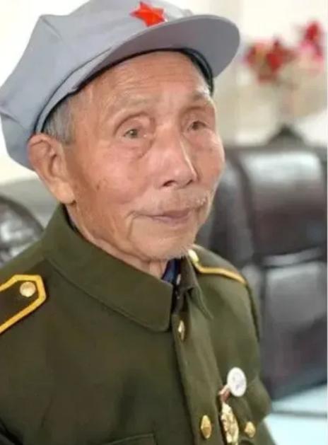 1973年，江西老农钟发镇被诬陷是汉奸，连他的儿孙也受到了连累，他气愤不已，就给