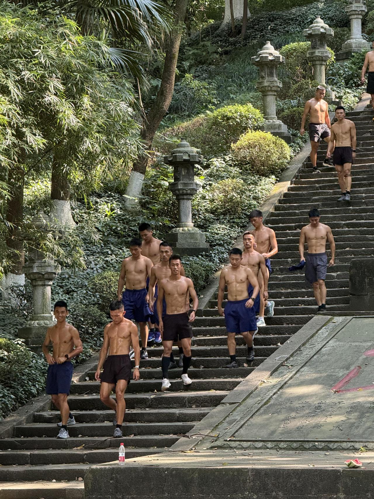 阳光下的消防队员的日常训练，太热血了，给你们点赞！热血消防员写真 腹肌锻炼男 健