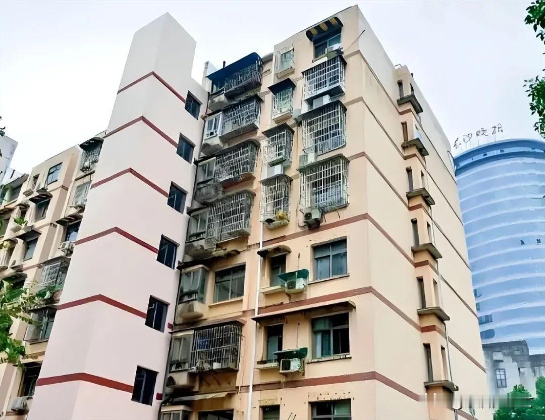 住顶楼却反对加装电梯？我疯了吗？这3个隐形坑不说破，装完必后悔！🛑
你敢信？全