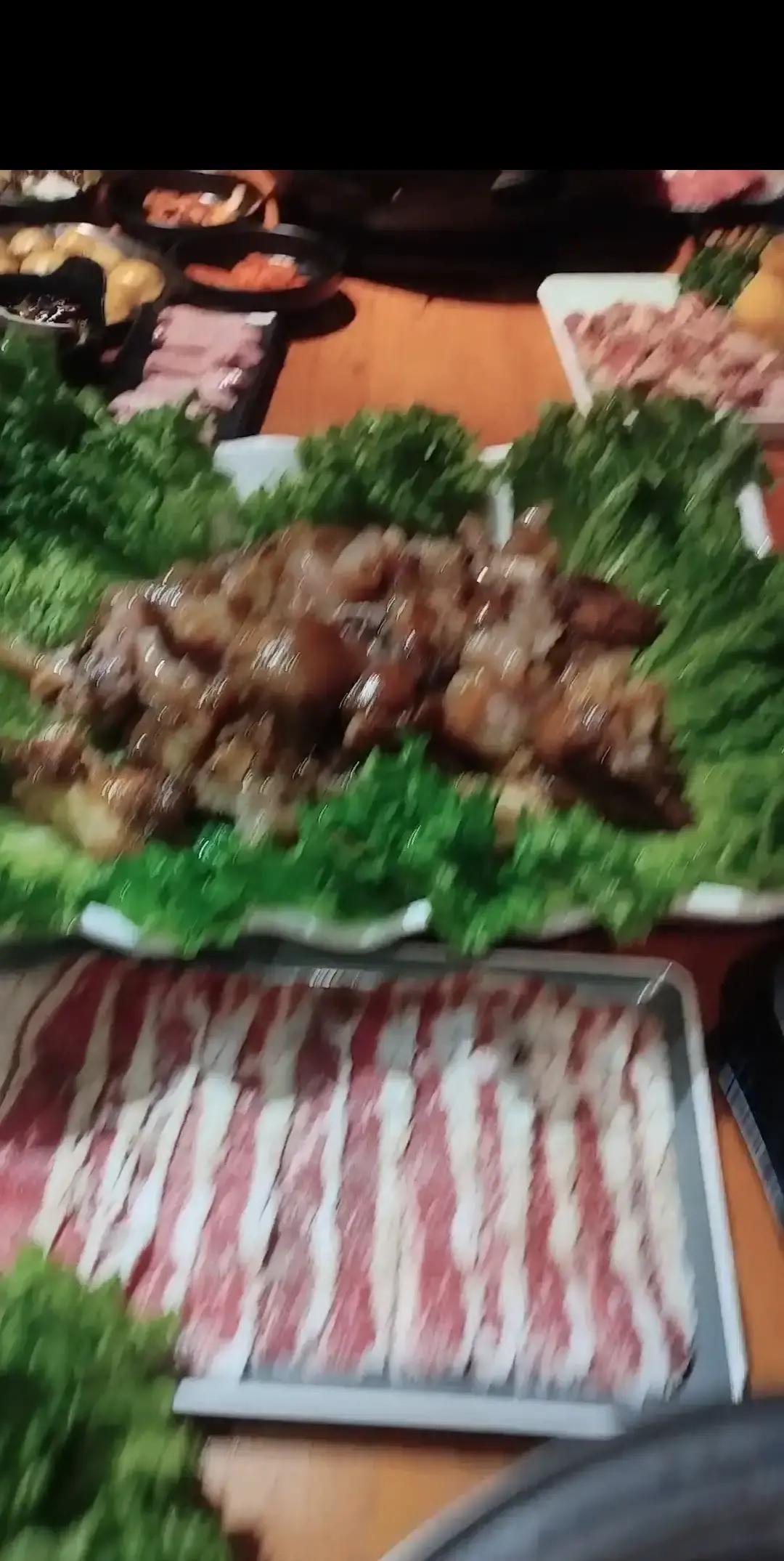 文静女人跨年夜喝了酒，抱着阿哲哭到停不下来。
平时镜头里她说话都轻声细语，那天却