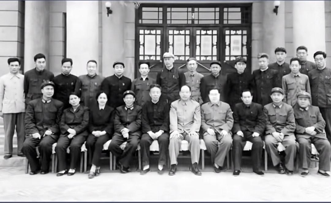 怀旧老照片共享1961年，彭真同志回乡时，在晋南专署与大家合影留念。陪同的领导有