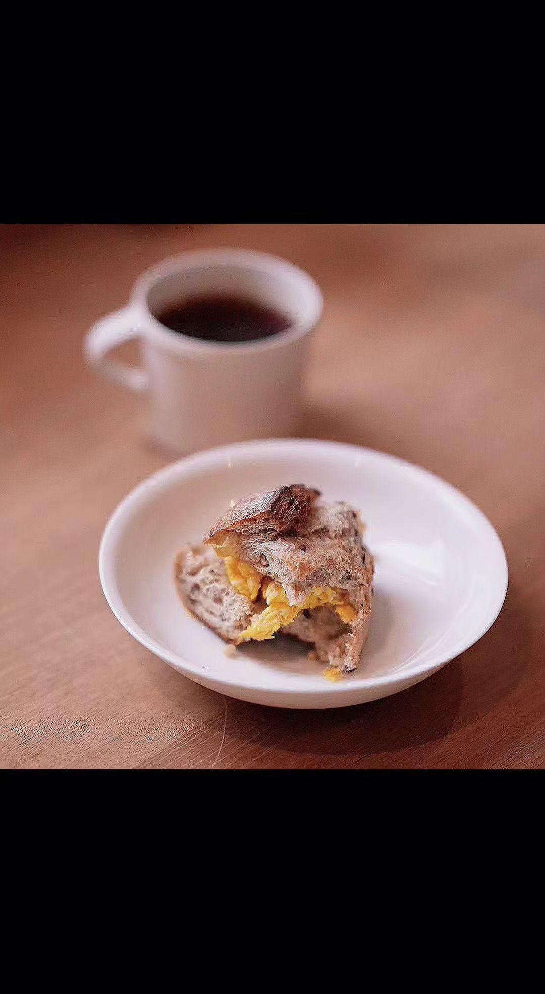 ☕ 阳光吻过黄油酥皮，咖啡在杯底酝酿风暴🌪️。一口咬下，时光都慢成了诗。