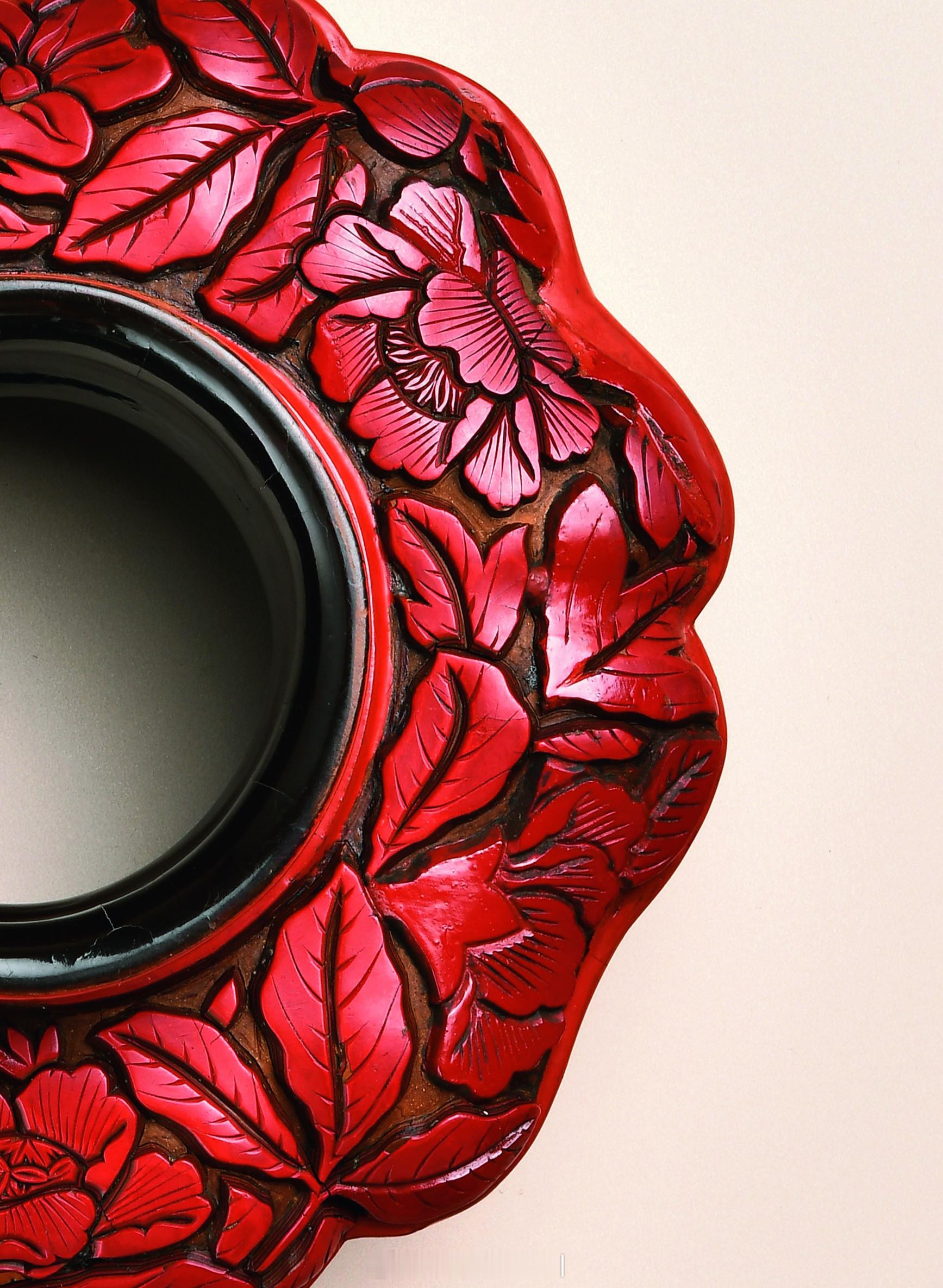 髹饰录 | 元 剔红葵口花卉纹盏托盏托以木为胎，由托架、浅盘及圈足一体旋制而成。