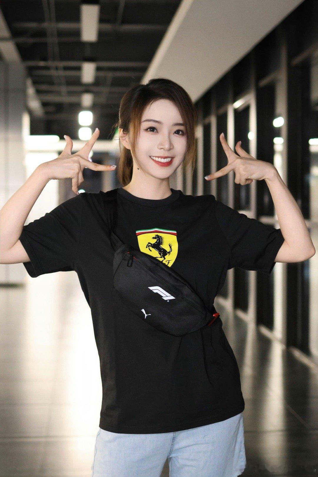 羡慕管哥每一天！阿姨怎么越来越年轻呀[舔屏]满满的少女感！LPL主持人余霜晒照：