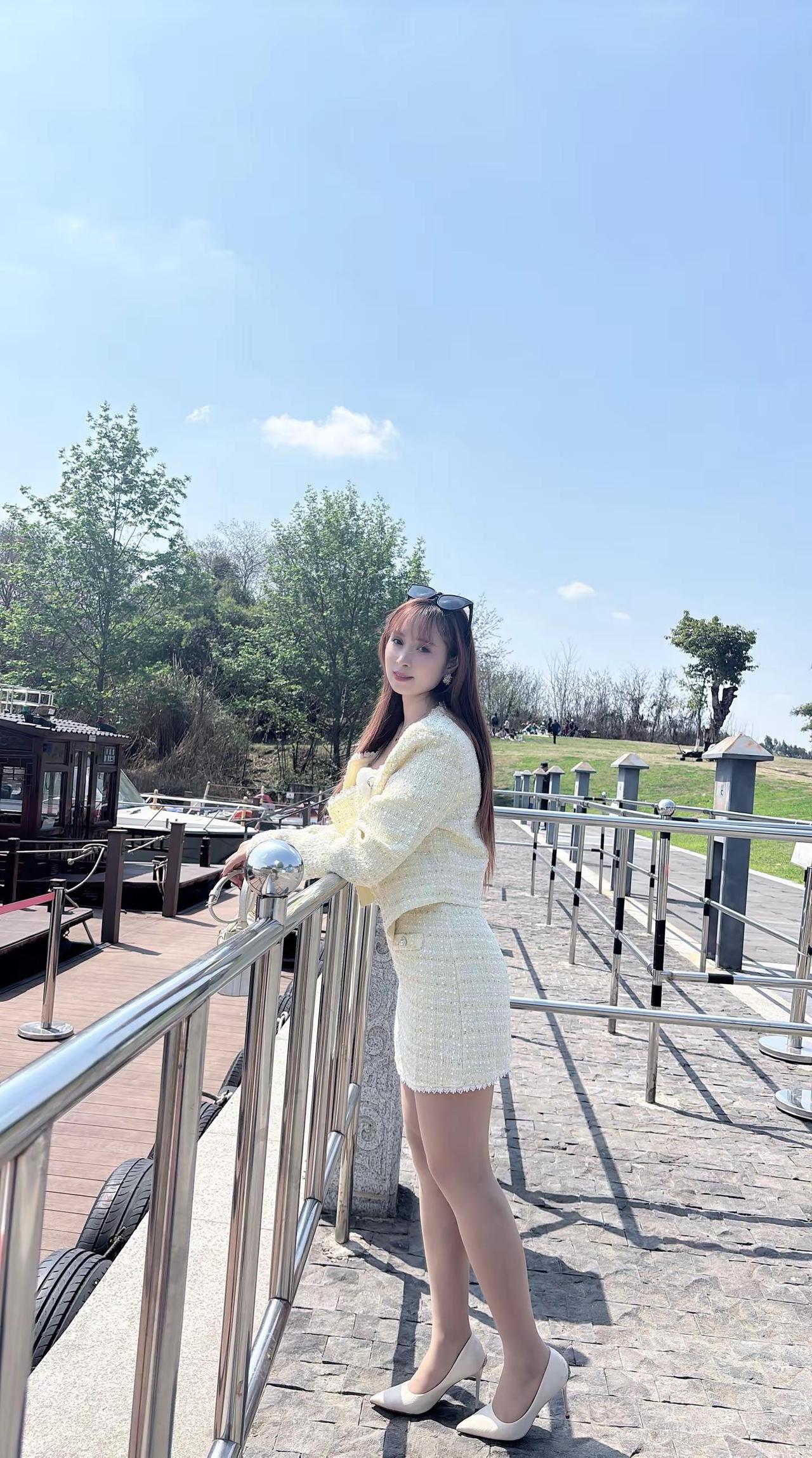 前奏一响，80，90的青春破防了，当年躲在被窝里单曲循环，以为是听懂了爱情，如今