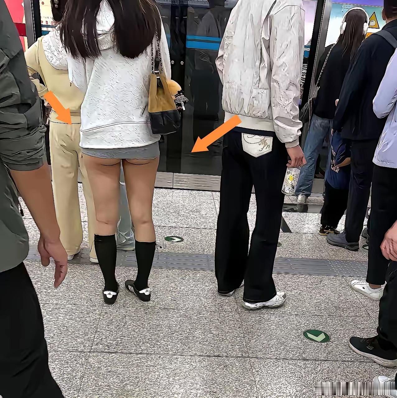 地铁穿成这样不雅吧！公共场合也要考虑别人感受[捂脸] 