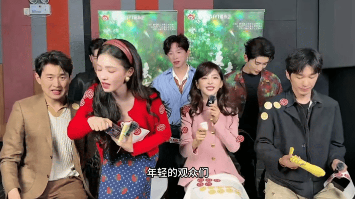 冬去春来直播用豆汁敬观众章若楠说我们需要年轻的观众们 直播笑点拉满！豆汁敬观众，