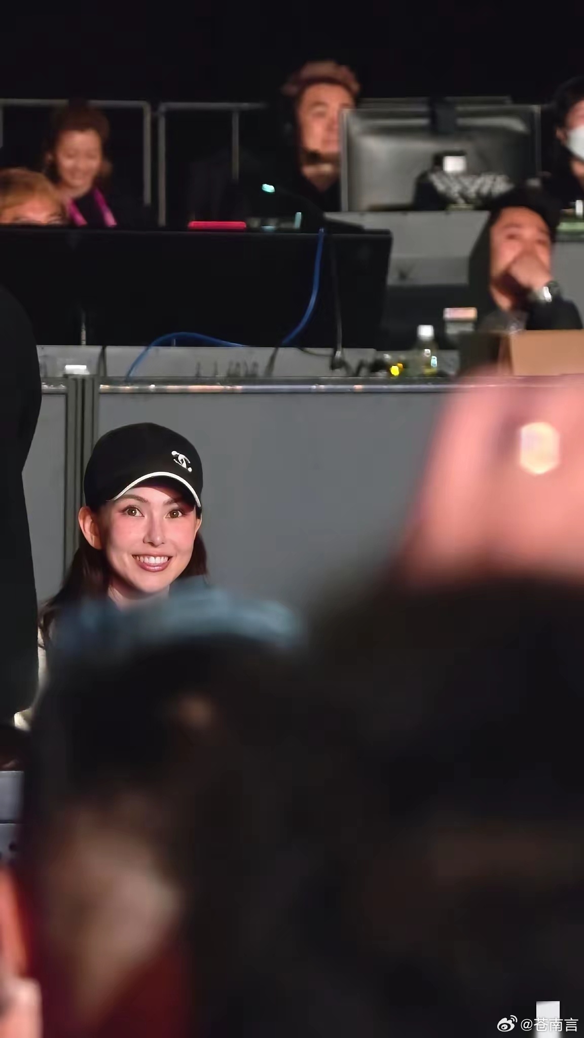 周杰伦万人演唱会上和昆凌拜拜全场的荧光棒都在晃，山呼海啸地喊着同一个名字，可这婆