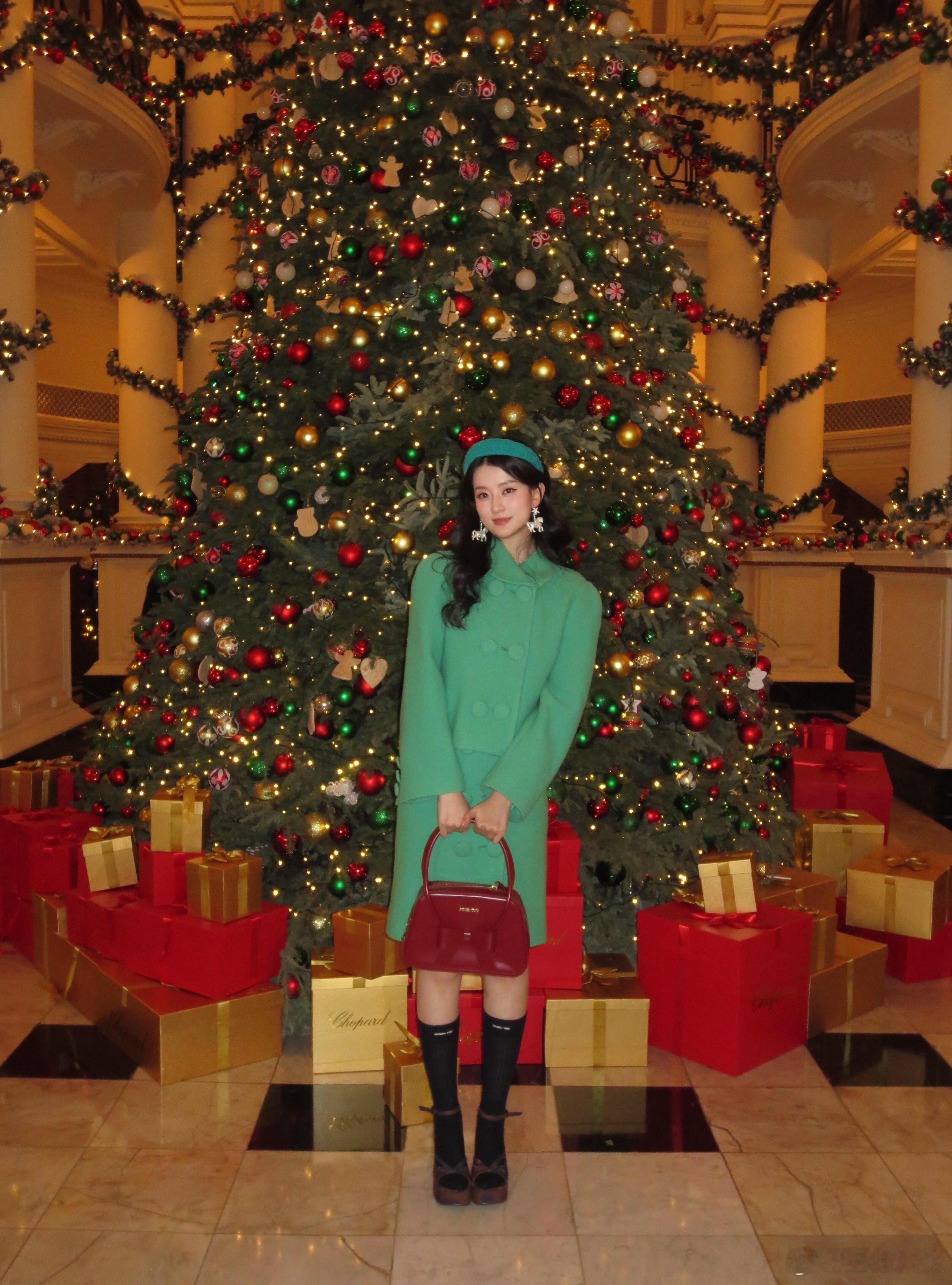 乔欣平安夜晒照 乔欣晒一组平安夜美照，复古绿套装💚搭配酒红色手提拎包，配色高级
