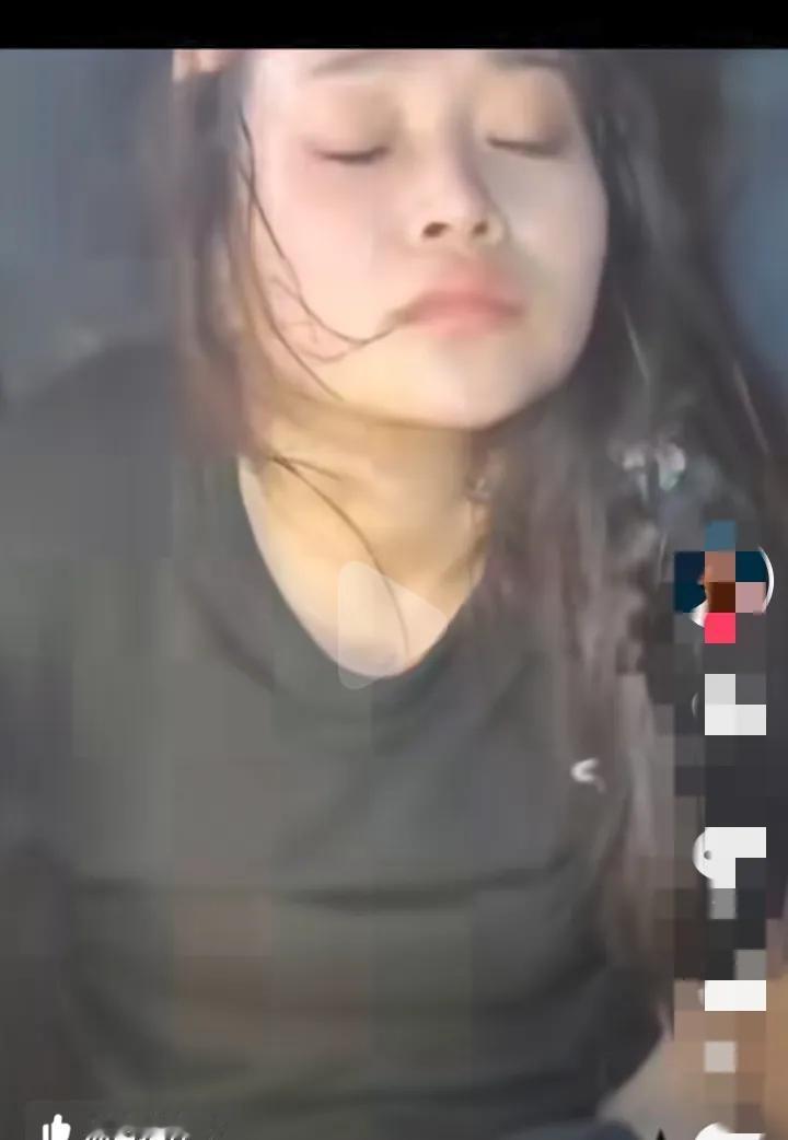 被抓时阮依豪哭泣道"你们放了我女朋友，"冯静柔声安慰道"豪哥，我不后悔！
这个一