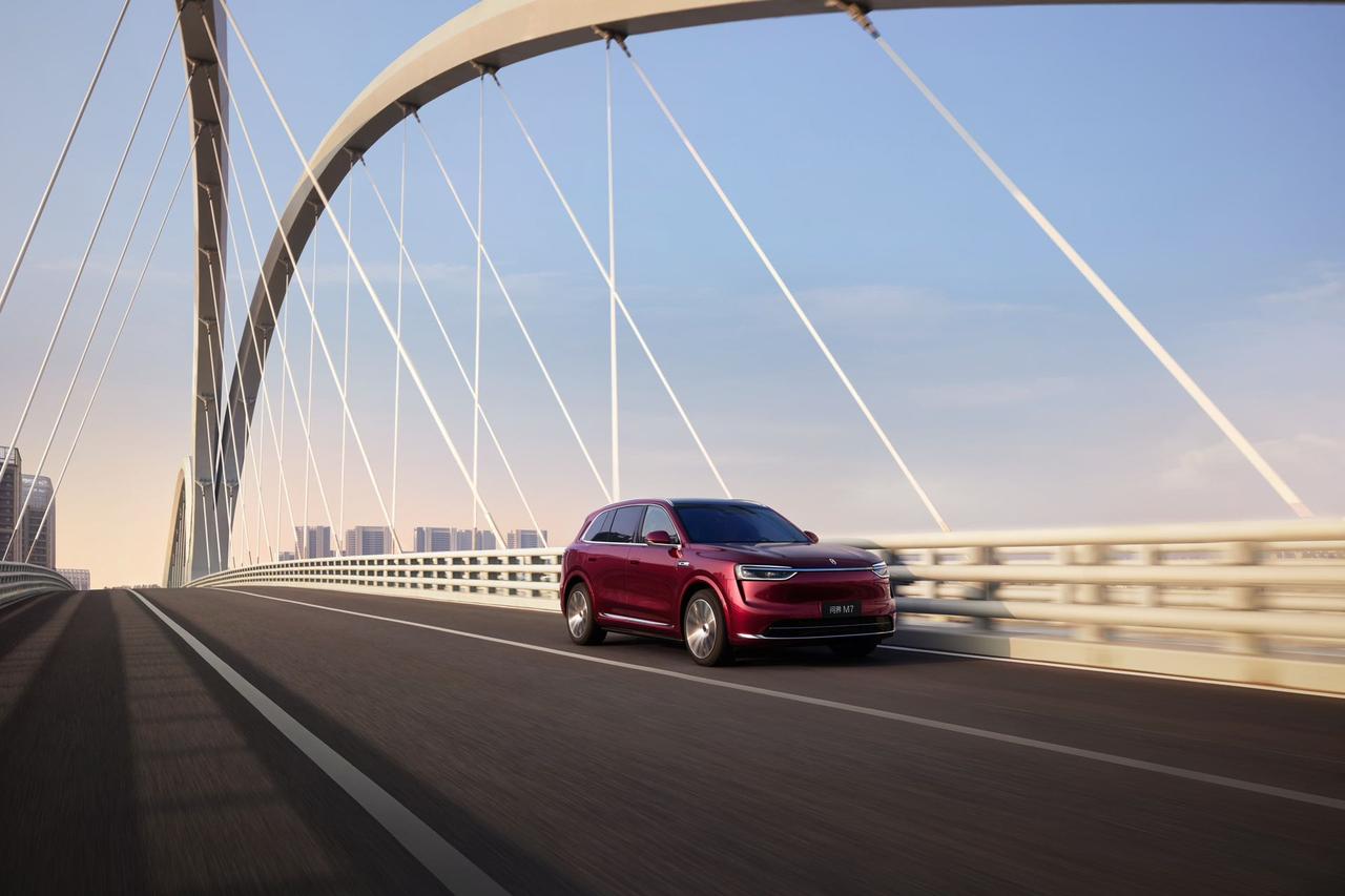 一眼心动！问界 M7 夜紫新色，重新定义家用 SUV 颜值
家用 SUV 不只追